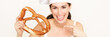 Bäckereimeisterin mit Brezel