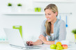 Photo: junge frau arbeitet entspannt am laptop junge frau arbeitet entspannt am laptop