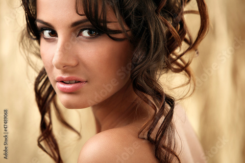 Photo: Art portrait of beautiful and attractive woman with curls Art portrait of beautiful and attractive woman with curls