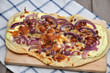 Rote Zwiebel Speck Flammkuchen