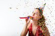 Frau feiert Geburtstag mit Luftschlange und Party Hütchen 