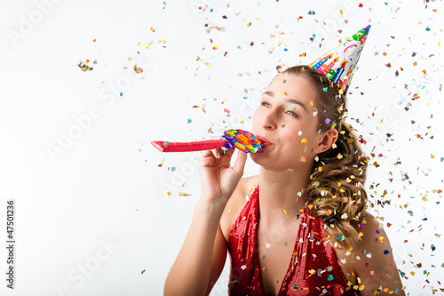 Photo: Frau feiert Geburtstag mit Luftschlange und Party Hütchen Frau feiert Geburtstag mit Luftschlange und Party Hütchen