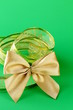 Foto: gold bow and ribbon on a green background gold bow and ribbon on a green background