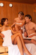 Drei Leute oder Freunde in der Sauna