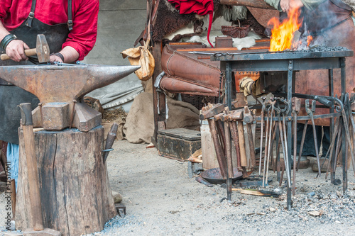 Photo: Schmied bei der Arbeit Schmied bei der Arbeit