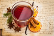 Roter Glühwein von oben auf alter Schrift