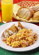 Huevos con jamón y frijoles. Comida mexicana.