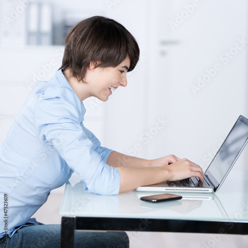 Photo: frau arbeitet am laptop frau arbeitet am laptop