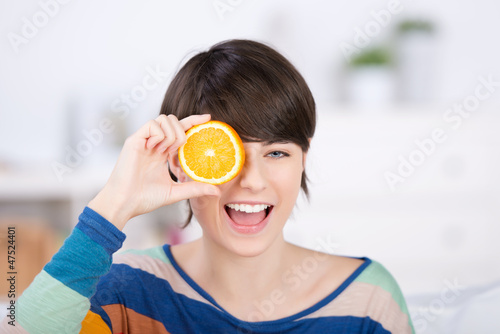 Photo: lachende frau mit orangenscheibe lachende frau mit orangenscheibe