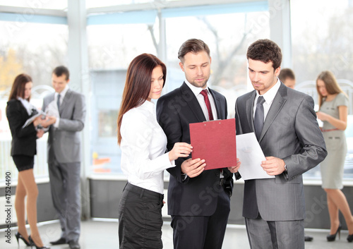 Photo: Business people discussing. Everyday setting Business people discussing. Everyday setting