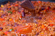 Schokoladenstück fällt in Chili con Carne