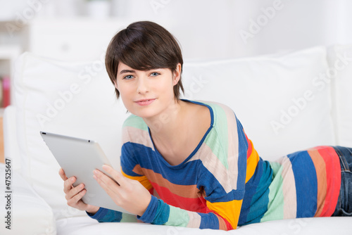 Photo: frau mit tablet auf dem sofa frau mit tablet auf dem sofa