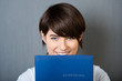 junge frau mit bewerbungsmappe