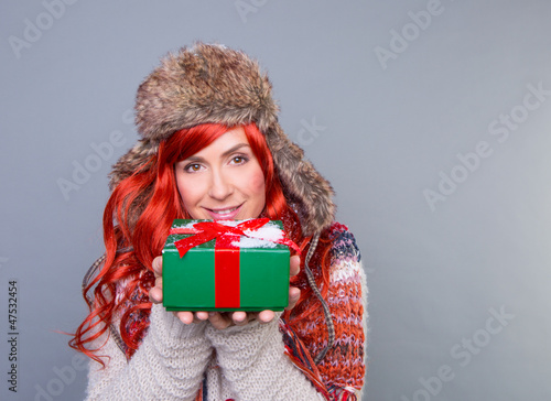 Photo: frau mit geschenk frau mit geschenk