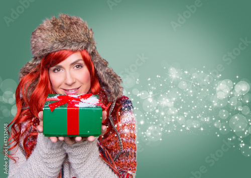 Photo: attraktive frau mit geschenk attraktive frau mit geschenk