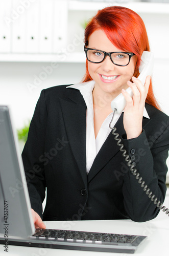 Photo: moderne frau telefoniert moderne frau telefoniert