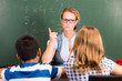 schüler erhalten ein verweis von der lehrerin