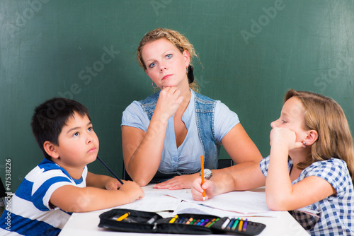 Photo: schüler bei der hausaufgabenhilfe schüler bei der hausaufgabenhilfe