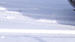 Anfahrendes Auto auf schneebedeckter Fahrbahn