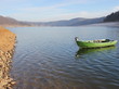 Grünes Angelboot an der aufgetauchten Bericher Hütte