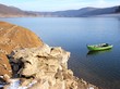 Grünes Angelboot an der aufgetauchten Bericher Hütte