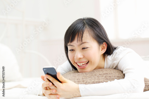 Photo: スマートフォン・リラックス・女性 スマートフォン・リラックス・女性