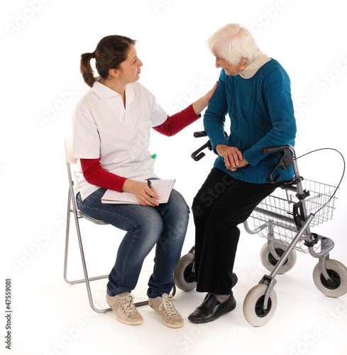 Photo: 241112 Oma mit Rollator im Gespräch 241112 Oma mit Rollator im Gespräch
