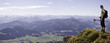 wandern am wilden kaiser in österreich mit blick ins tal