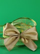 Foto: gold bow and ribbon on a green background gold bow and ribbon on a green background