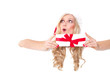 blonde frau mit geschenk