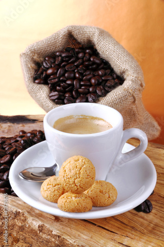 Photo: Caffè espresso con amaretti Caffè espresso con amaretti