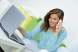 junge frau sucht einen job im internet