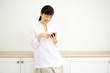 スマートフォンを持つ女の子