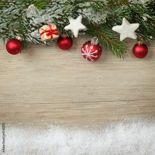 Photo: Weihnachtliches mit Schnee auf Holz Weihnachtliches mit Schnee auf Holz