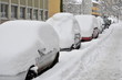 Parkende Autos unter Schnee
