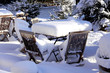 gartenmöbel im schnee