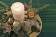 Adventsgesteck auf grünem Tischläufer