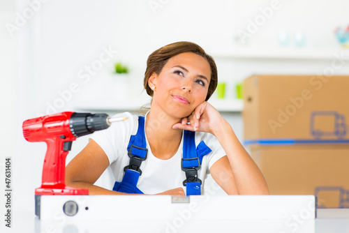 Photo: junge frau plant wohnungsrenovierung junge frau plant wohnungsrenovierung