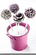 hausgemachte pop cake mit Streuseln in einem rosa Eimer