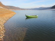 Grünes Angelboot an der aufgetauchten Bericher Hütte