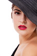 glamuröse junge frau mit schwarzem und roten lippen im portrait