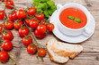 Frische tomatensuppe in einer weißen suppentasse mit basilikum