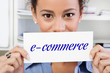 Foto: Frau mit einem Schild e-commerce Frau mit einem Schild e-commerce