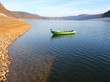 Grünes Angelboot an der aufgetauchten Bericher Hütte