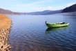 Grünes Angelboot an der aufgetauchten Bericher Hütte