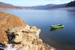 Grünes Angelboot an der aufgetauchten Bericher Hütte