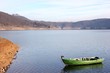 Grünes Angelboot an der aufgetauchten Bericher Hütte