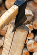 Gespaltenes Brennholz - Axt