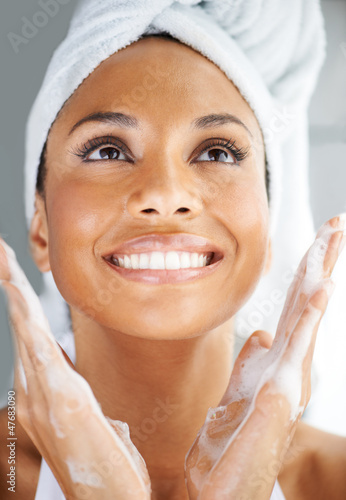 Photo: Caring for her face Caring for her face