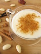 Warme Mandelmilch mit Gewürzen